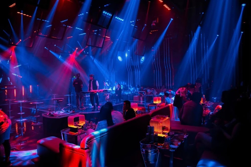 Ánh sáng và hàng ghế đứng tại Club A3 Plus cho đêm EDM sôi động