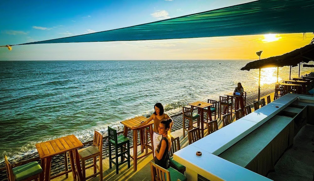 Bãi cát và sân khấu DJ ngoại trời tại Nirvana Beach Club, Phan Thiết