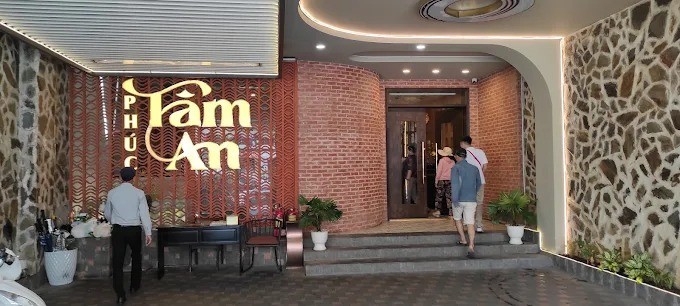 Bàn ăn sang trọng tại Phúc Tâm An với bối cảnh hiện đại