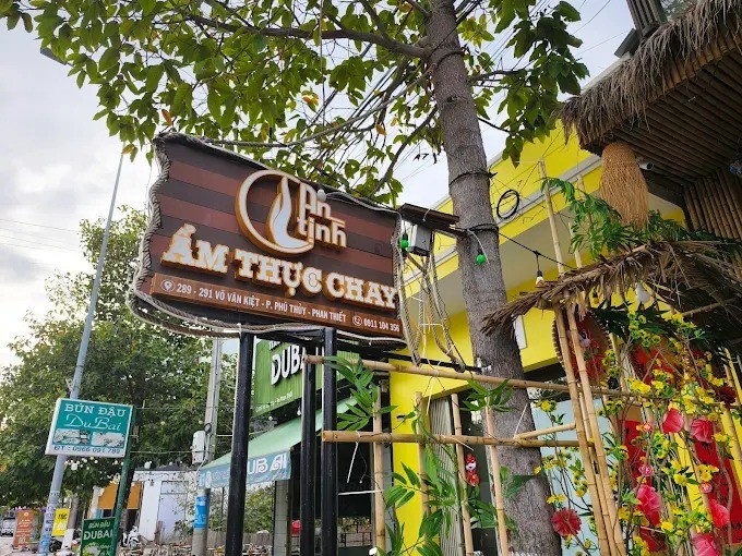 Bàn ăn tại An Tịnh với món cơm chay và đồ chấm đặc trưng