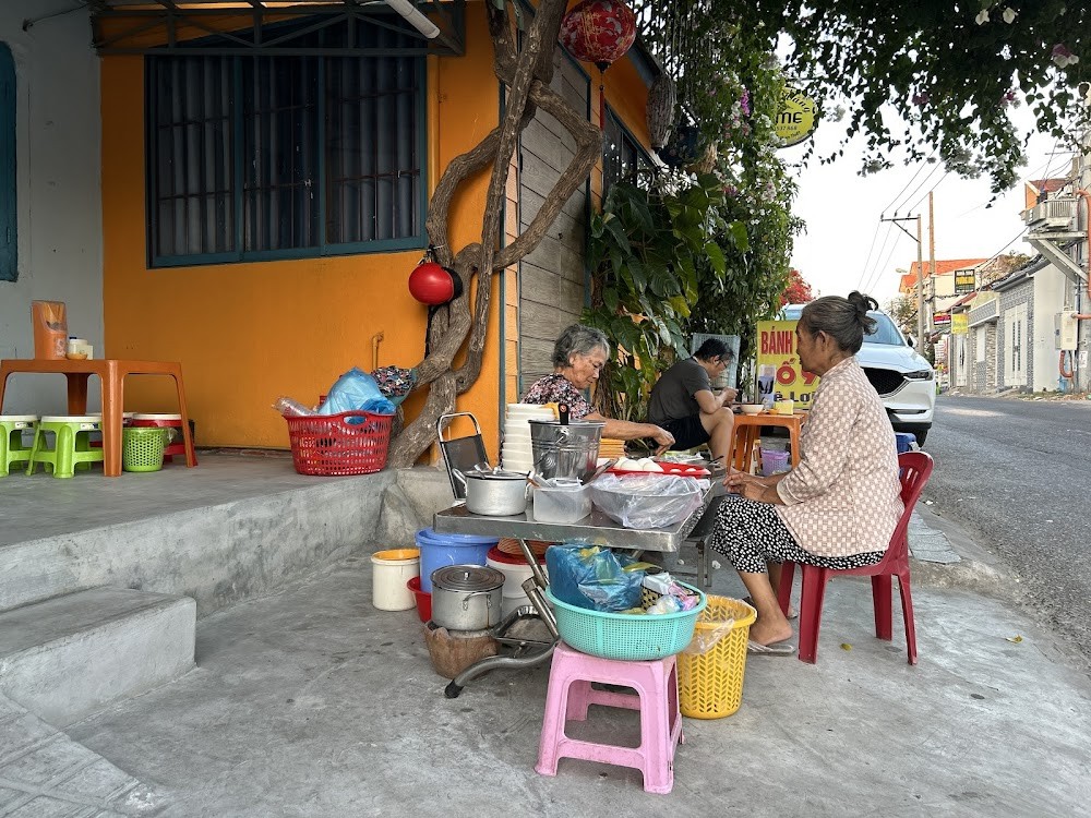 Bánh Căn 09 - quán nhỏ xinh có giàn hoa giấy trước cửa