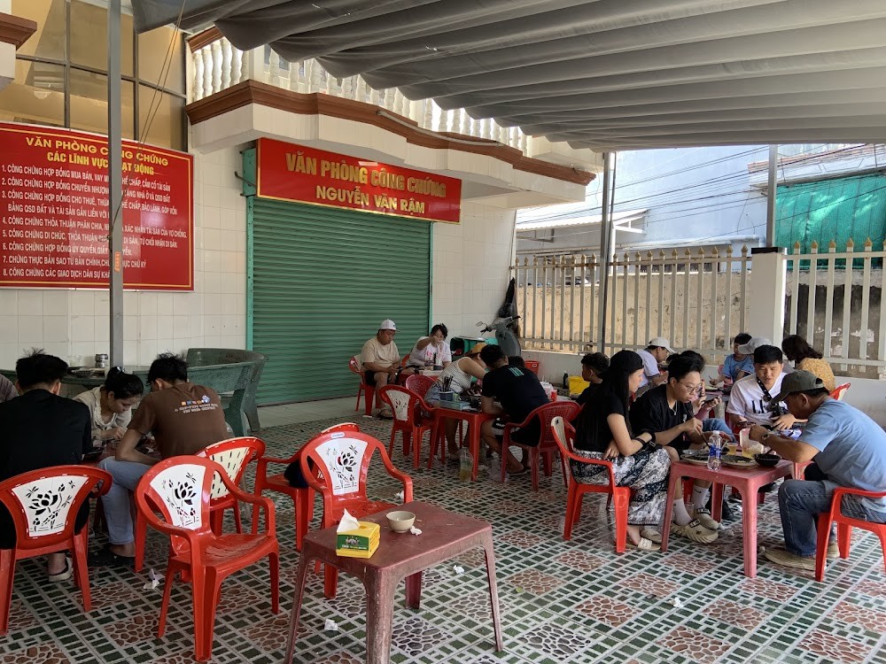 Bánh Căn Cô Chín 223 - gần các điểm du lịch Mũi Né, thích hợp khách du lịch