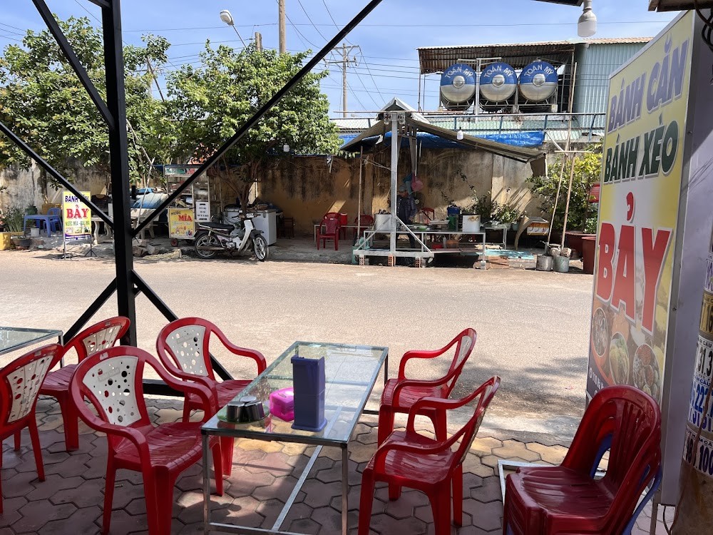 Bánh căn và bánh xèo Bảy, vỏ vàng giòn, nhân tôm mực tươi