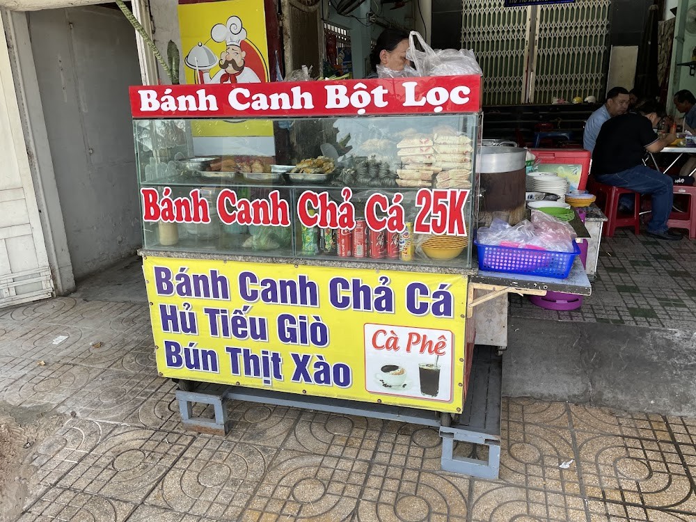 Bánh canh chả cá Cúc thu hút thực khách bởi sợi bánh vừa miệng và nước lèo ngọt thanh