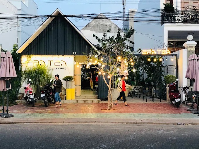 Bánh ngọt và ly trà được bài trí tinh tế tại Era Tea Phan Thiết