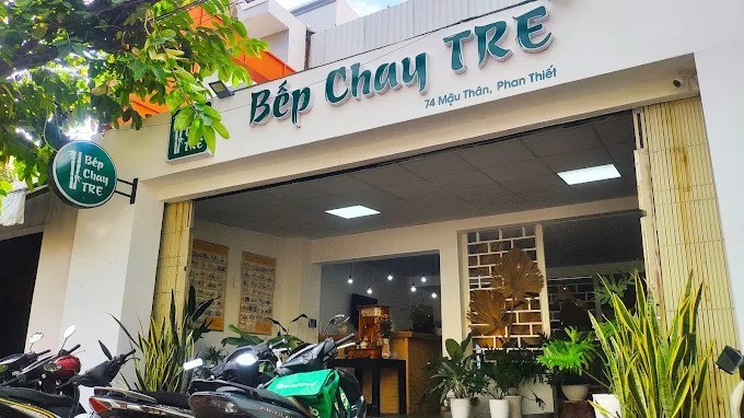 Bánh xèo chay giòn rụm tại Bếp Chay Tre với décor mộc mạc