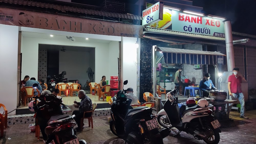 Bánh xèo Cô Mười lâu năm, bánh nhỏ xinh, phù hợp ăn tụ tập bạn bè