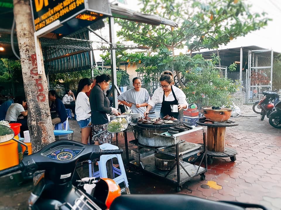 Bánh xèo Dì Ba với nước mắm pha riêng, hương vị pha trộn ngọt ngào
