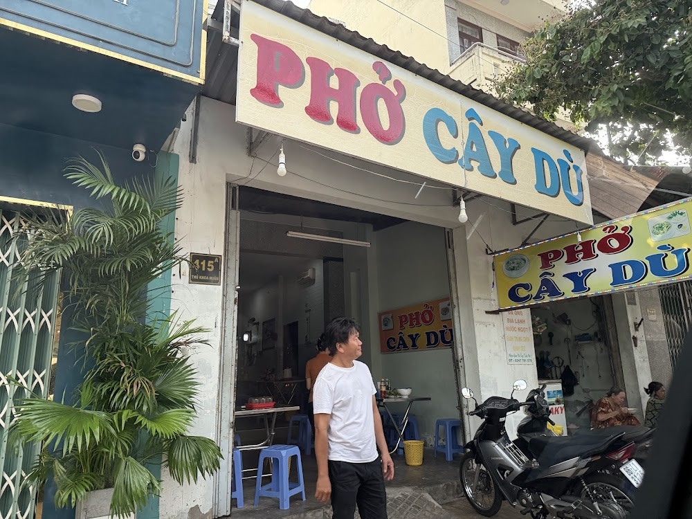 Bát phở nóng hổi Phở Cây Dù với nước lèo trong và rau xanh tươi