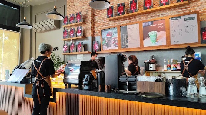 Bên trong Tea Box với nhiều bàn ghép, phù hợp nhóm đông và có bãi giữ xe rộng