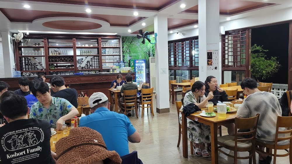 Bếp Nhà Ba - không gian ấm cúng, phục vụ bánh xèo và các món nướng BBQ