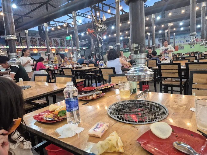 Buffet BBQ Phan Thiết với hải sản và thịt nướng trên than hoa