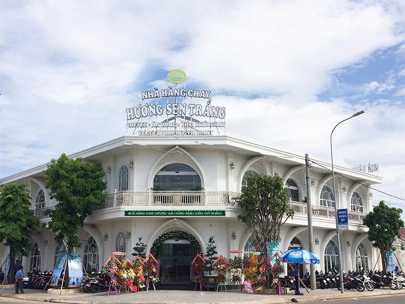 Buffet chay Hương Sen Trắng với các món nhẹ nhàng, đa dạng rau củ và chè tráng miệng