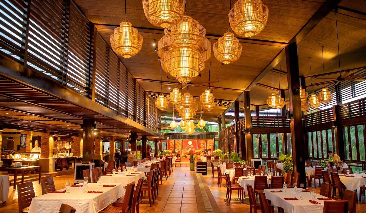 Buffet sáng Pandanus Resort Mũi Né với view hồ bơi và không gian mở hướng biển