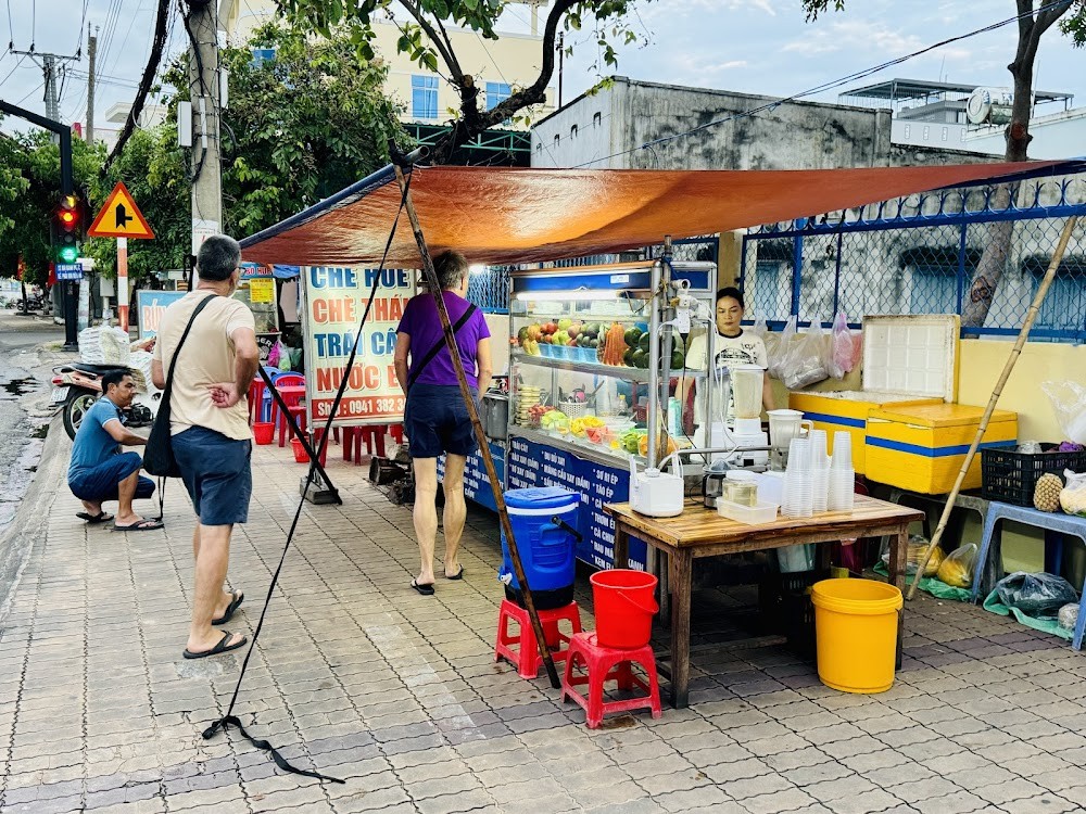 Các loại chè Huế nhiều màu sắc bày đẹp tại Quán Chè Huế Phan Thiết