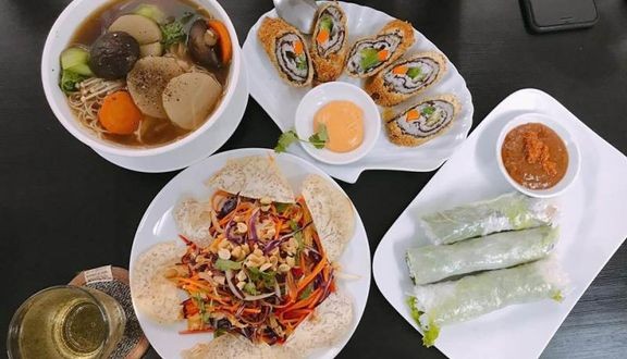 Đĩa cơm chay ở Cơm chay Hoa với các phần rau và đậu phụ chiên