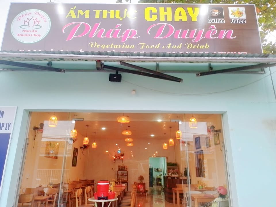 Không gian ấm cúng của quán chay Pháp Duyên với món bún riêu chay