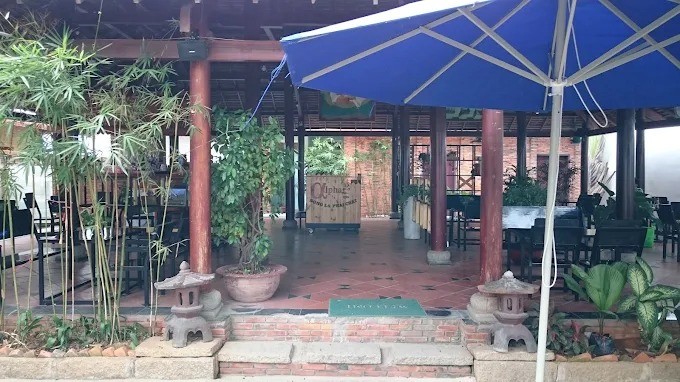 Không gian hiện đại, tone trắng nâu, acoustic live tại Alpha Coffee
