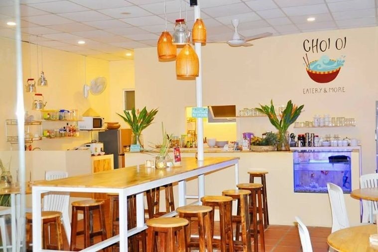 Không gian kiểu Bali–Địa Trung Hải, tone trắng chủ đạo và view biển tại Choi Oi Cafe