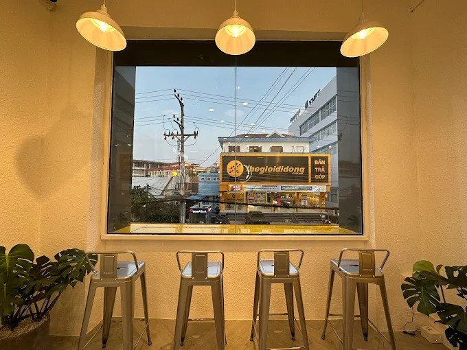 Không gian mát mẻ, cây xanh bao quanh quán YU Sugar giúp thư giãn khi uống trà sữa