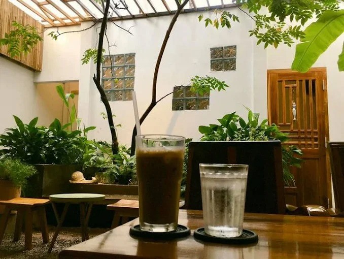 Không gian minimalism trắng xám, góc làm việc yên tĩnh tại Macchio Cafe