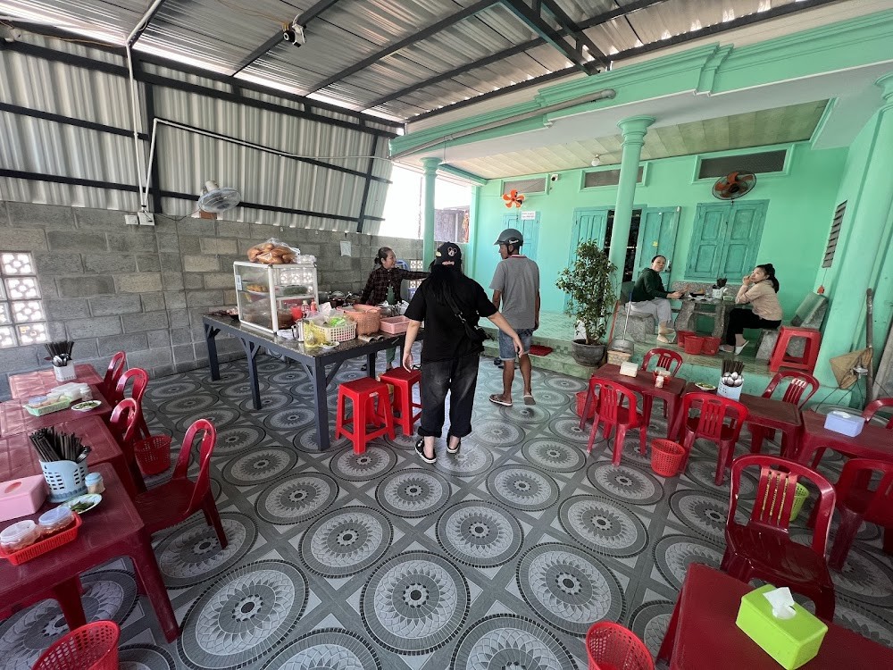 Không gian náo nhiệt, tô bánh canh đầy ắp chả cá tại quán Cô Ba