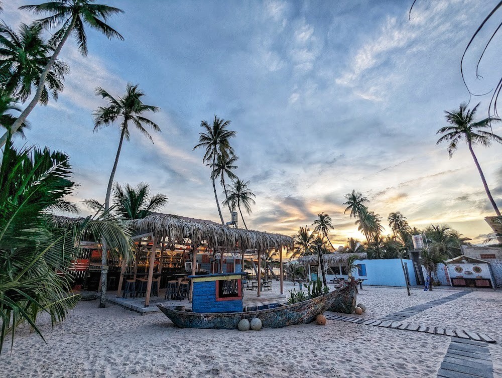 Không gian NEMO Beach Bar với đèn dải và ghế ngồi gần cát biển