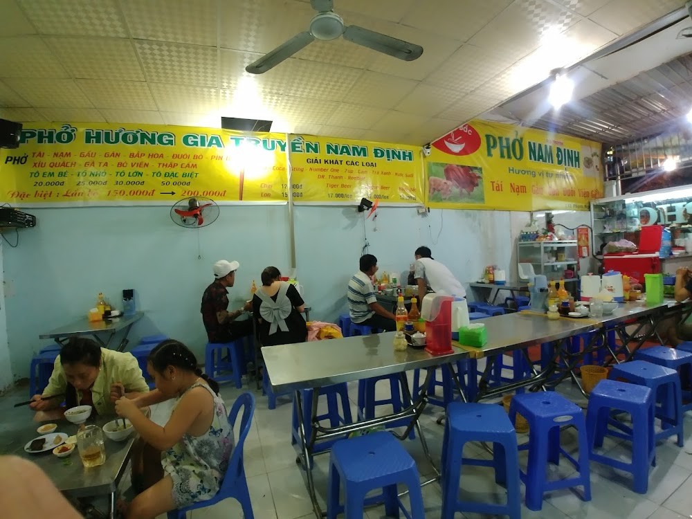 Không gian quán Phở Hương giản dị, bát phở thơm mùi thảo mộc