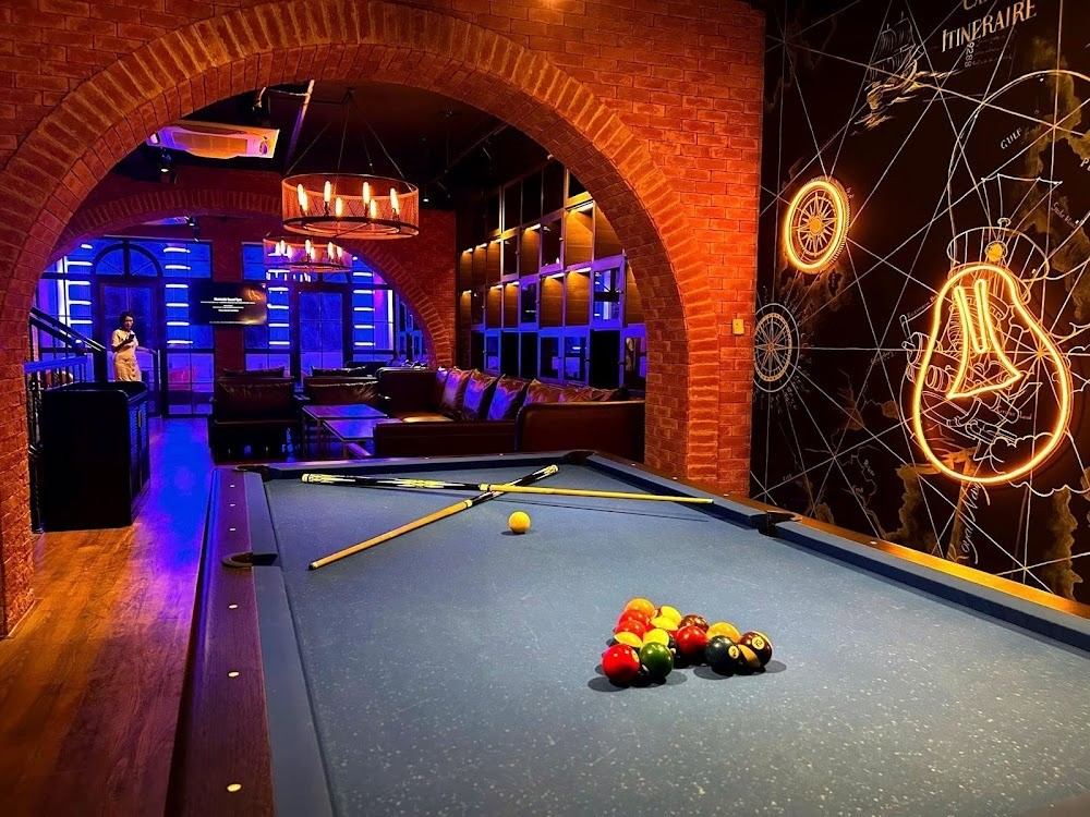 Không gian sân vườn mở và khu ghế ngoài trời tại Poseidon Beer Club