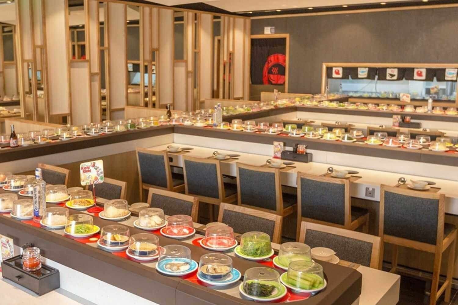 Kichi Kichi buffet lẩu băng chuyền đa dạng rau, nấm, hải sản và thịt