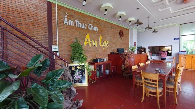 Lẩu chay hấp dẫn tại Ẩm thực chay An Lạc với topping phong phú