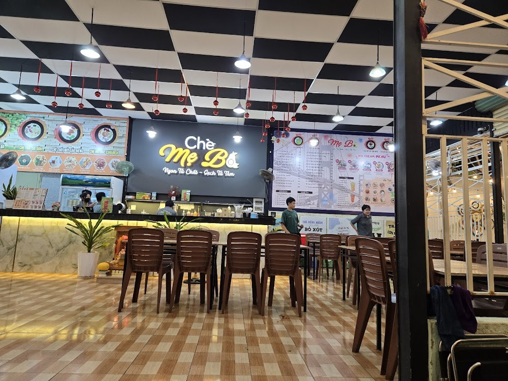Ly chè bơ mịn mượt, sữa dừa béo tại Chè Mẹ Bơ Phan Thiết