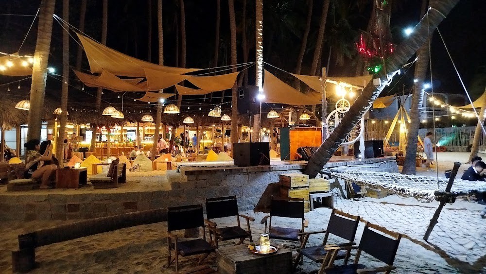Ly cocktail với trang trí dứa tại Pineapple Mũi Né, không gian nhiệt đới