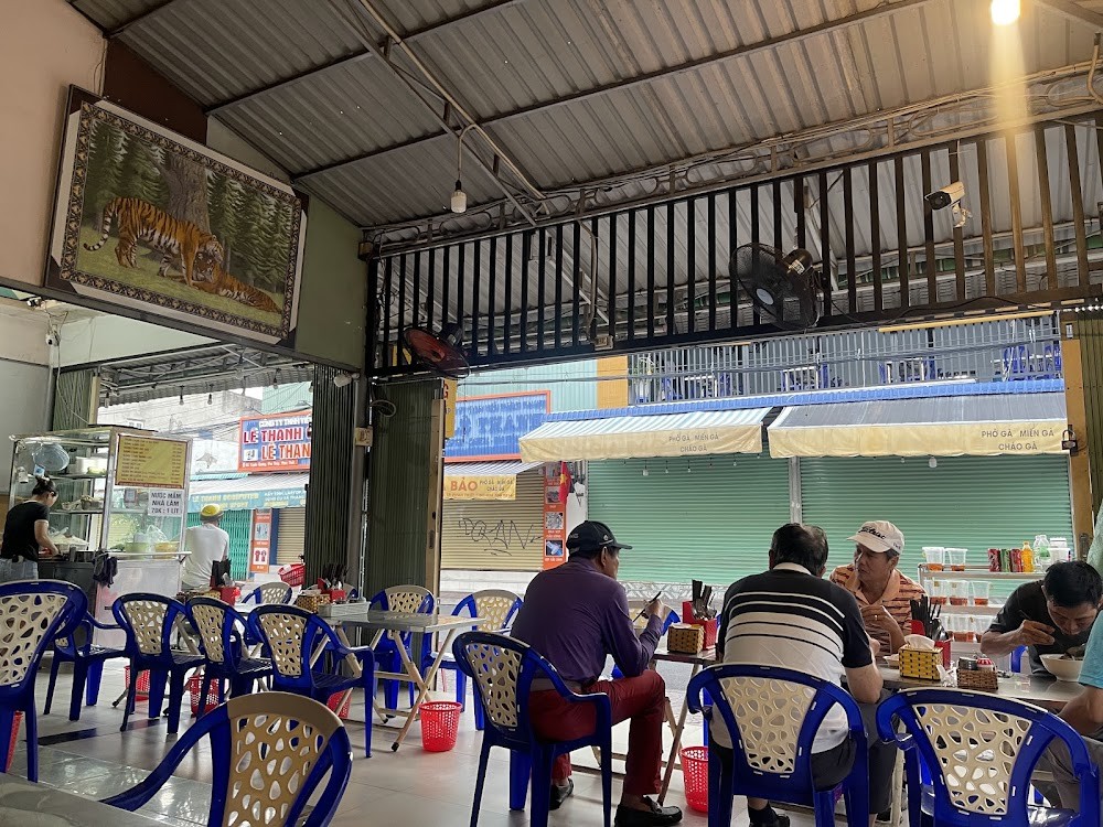 Phần chả cá tươi, sợi bánh canh vừa miệng tại Bánh Canh Phượng