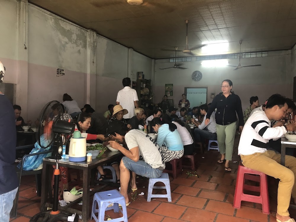 Phở Ba Đông với bát phở tỏa khói và quán mang phong cách nhà lá