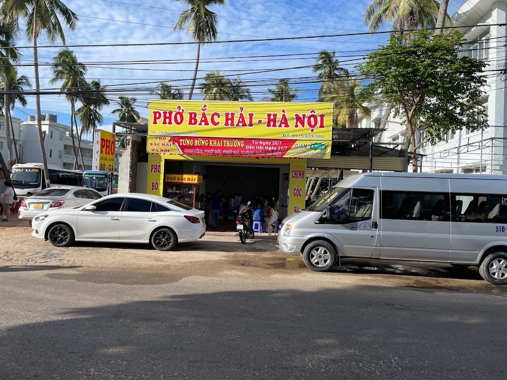 Phở Bắc Hải với bát phở nước lèo thanh và rau sống đầy đặn