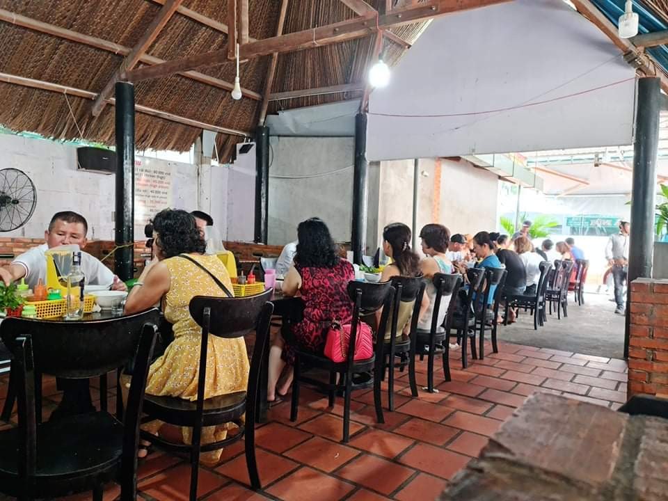 Phở Khuê 259 với bát phở đầy topping và không gian rộng rãi