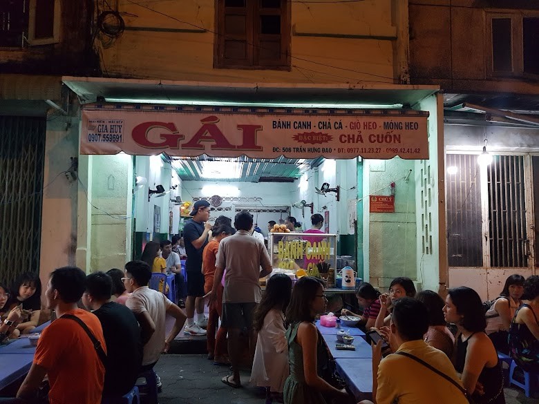 Quán Bánh Canh Gái với tô bánh canh nhiều chả cá, phù hợp ăn no