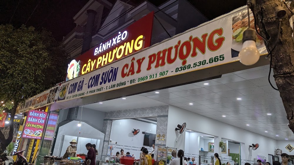 Quán Bánh Xèo Cây Phượng luôn xếp hàng, bánh vỏ vàng óng, nhân đầy đặn