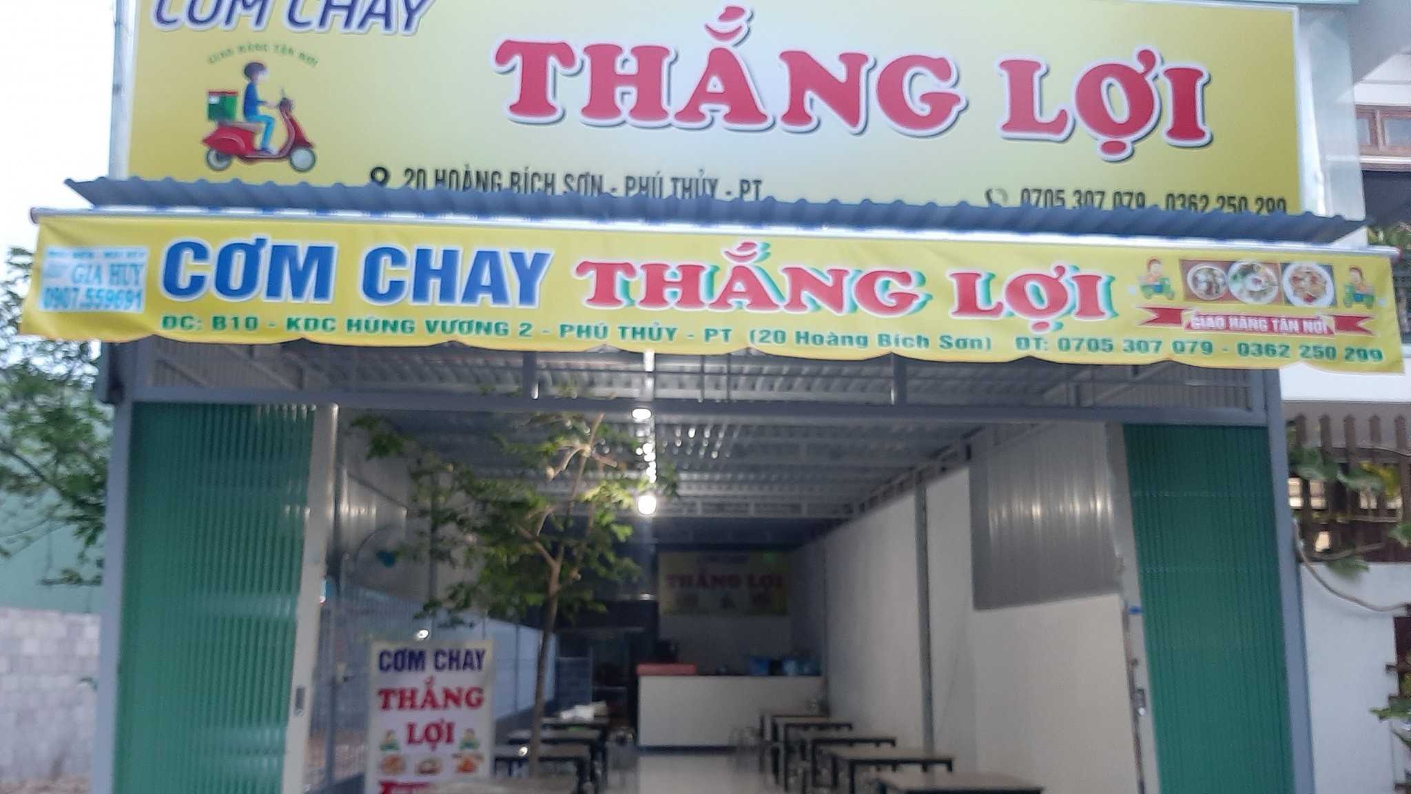 Quán cơm chay Thắng Lợi với dĩa bún chay và rau tươi