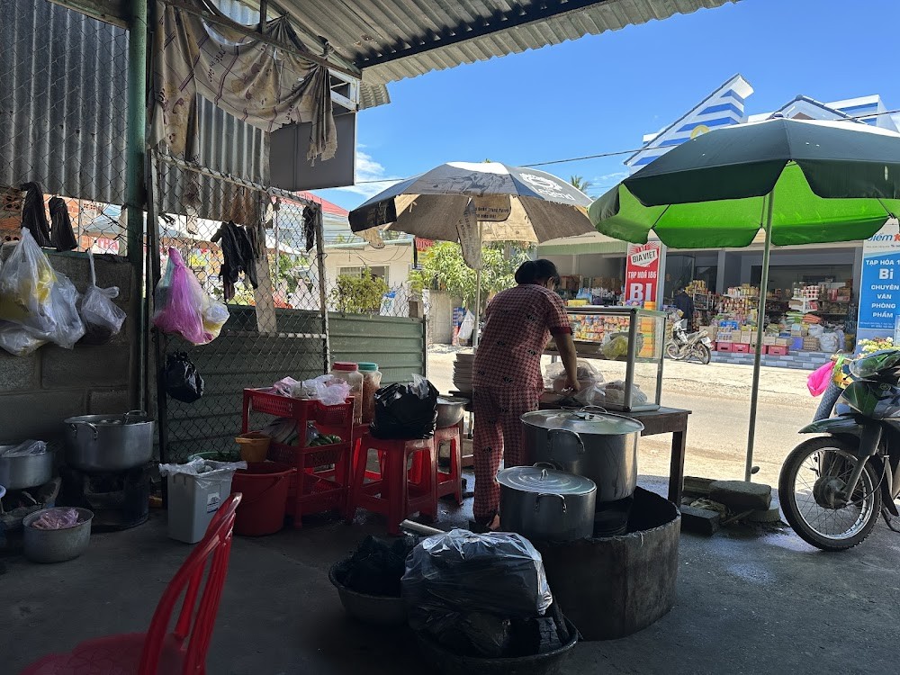 Quán Hàm Tiến với tô bánh canh nóng, phù hợp cho khách tour muốn ăn nhanh