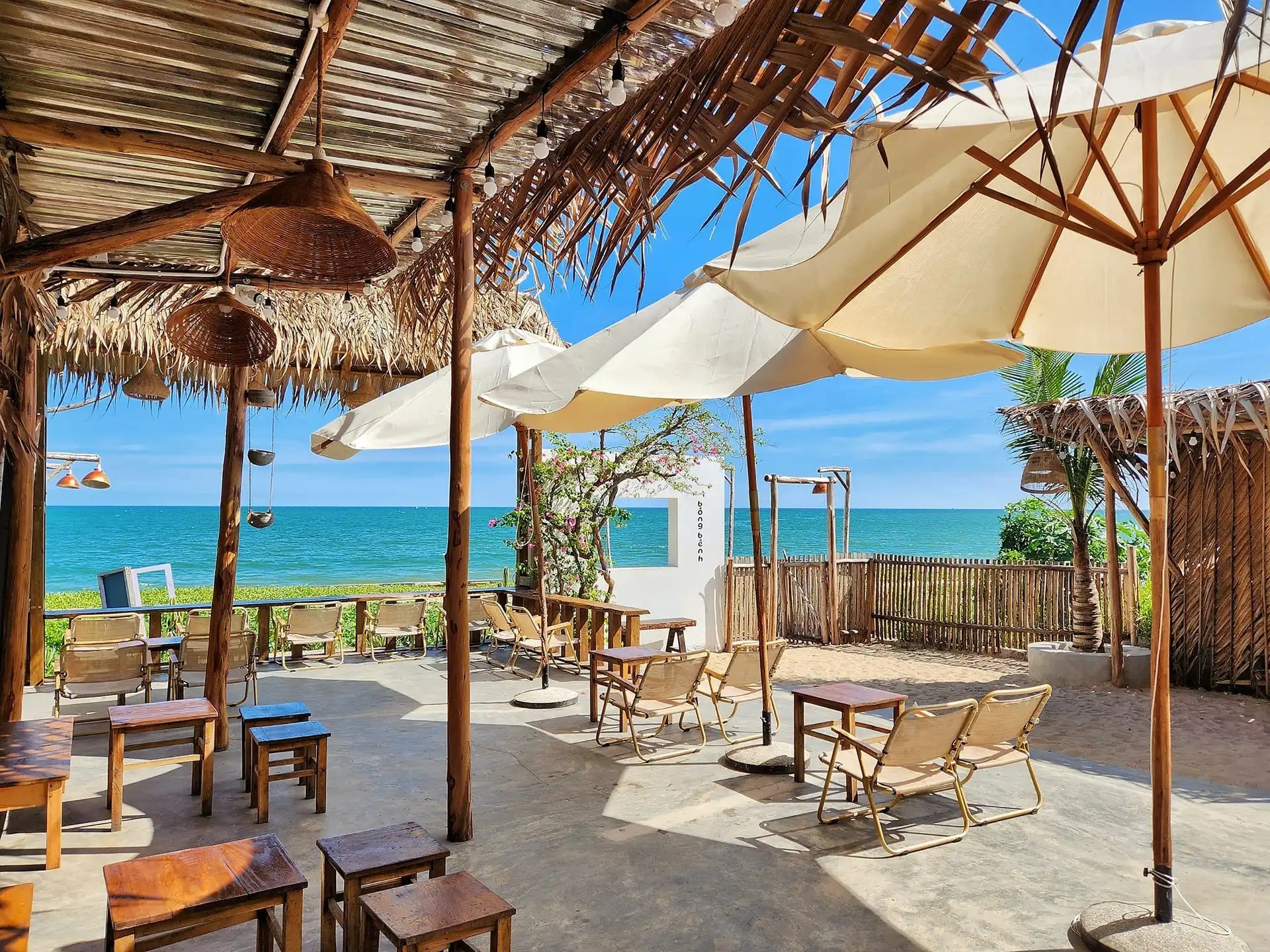 Quán nhỏ ven biển, ghế thấp kiểu bungalow, nghe sóng rì rào tại Tiệm cà phê ven biển