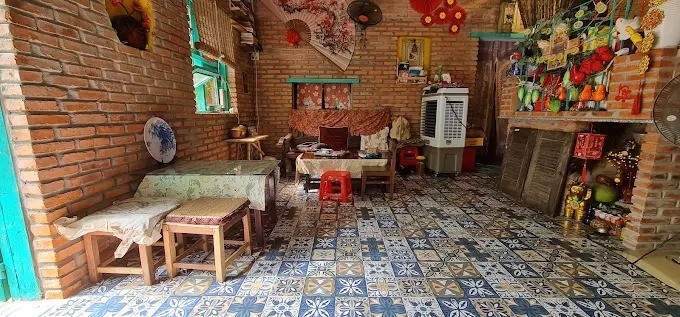 Quán Ông Bà Bích với decor gạch thô và ánh đèn vàng, vibe cổ xưa ở Phan Thiết