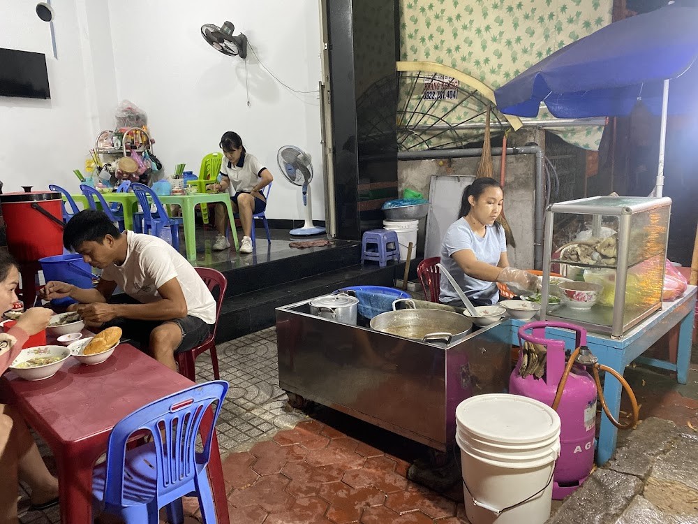 Quán Út nằm ở ngã ba, tô bánh canh đậm đà, phù hợp bữa sáng địa phương