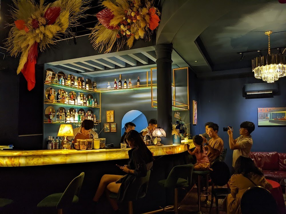 Quầy bar xịn và ánh đèn pha lấp lánh tại Terra Blues, không gian thưởng rượu và jazz