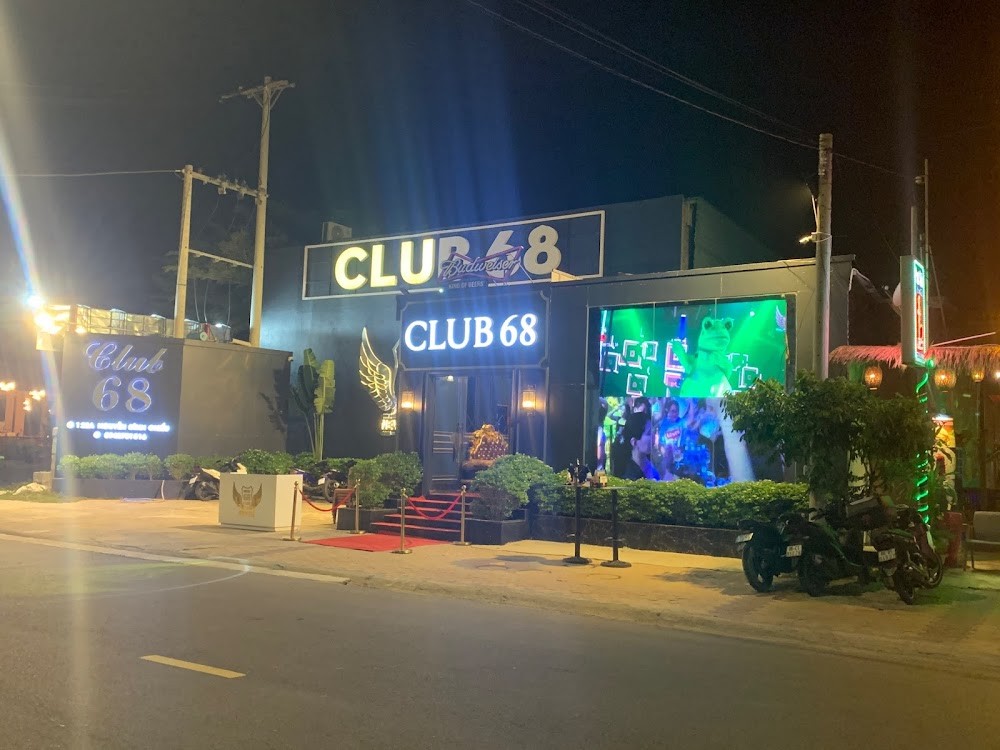 Sàn nhảy và ánh sáng mạnh tại New 68 Club, phù hợp EDM lovers