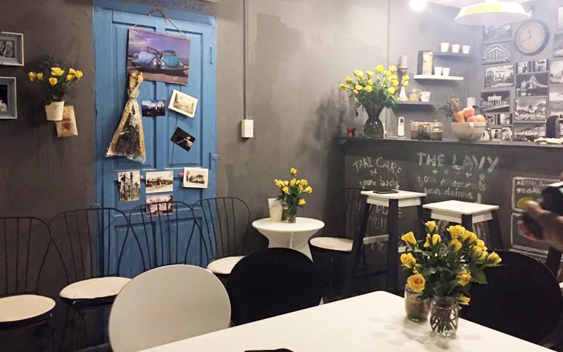 Sân vườn mát rượi và hồ cá nhỏ trong không gian The Lavy Cafe