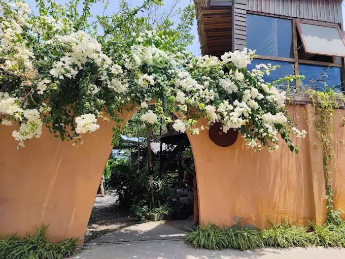 Sân vườn phong cách vintage, góc ngắm sunset tại Mơ Hoang