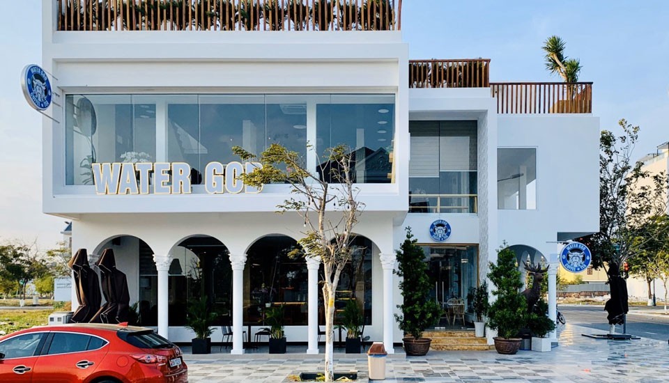 Sân vườn rộng, hồ koi và tiếng nước chảy ở Water God Coffee & Tea tại Ocean Dunes