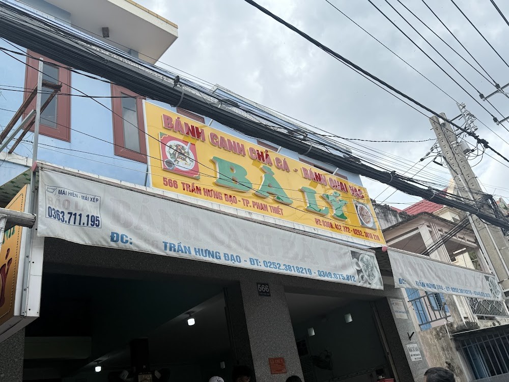 Tô bánh canh chả cá nóng hổi tại Bánh canh Bà Lý, Phan Thiết